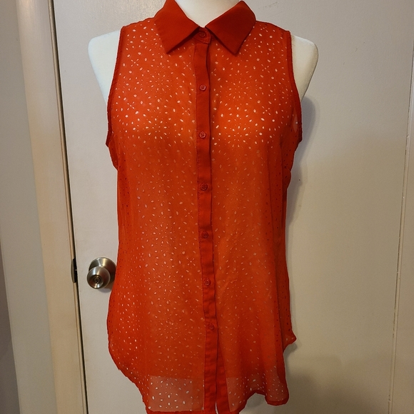 Sleeveless collard blouse with cut outs. - Picture 4 of 4